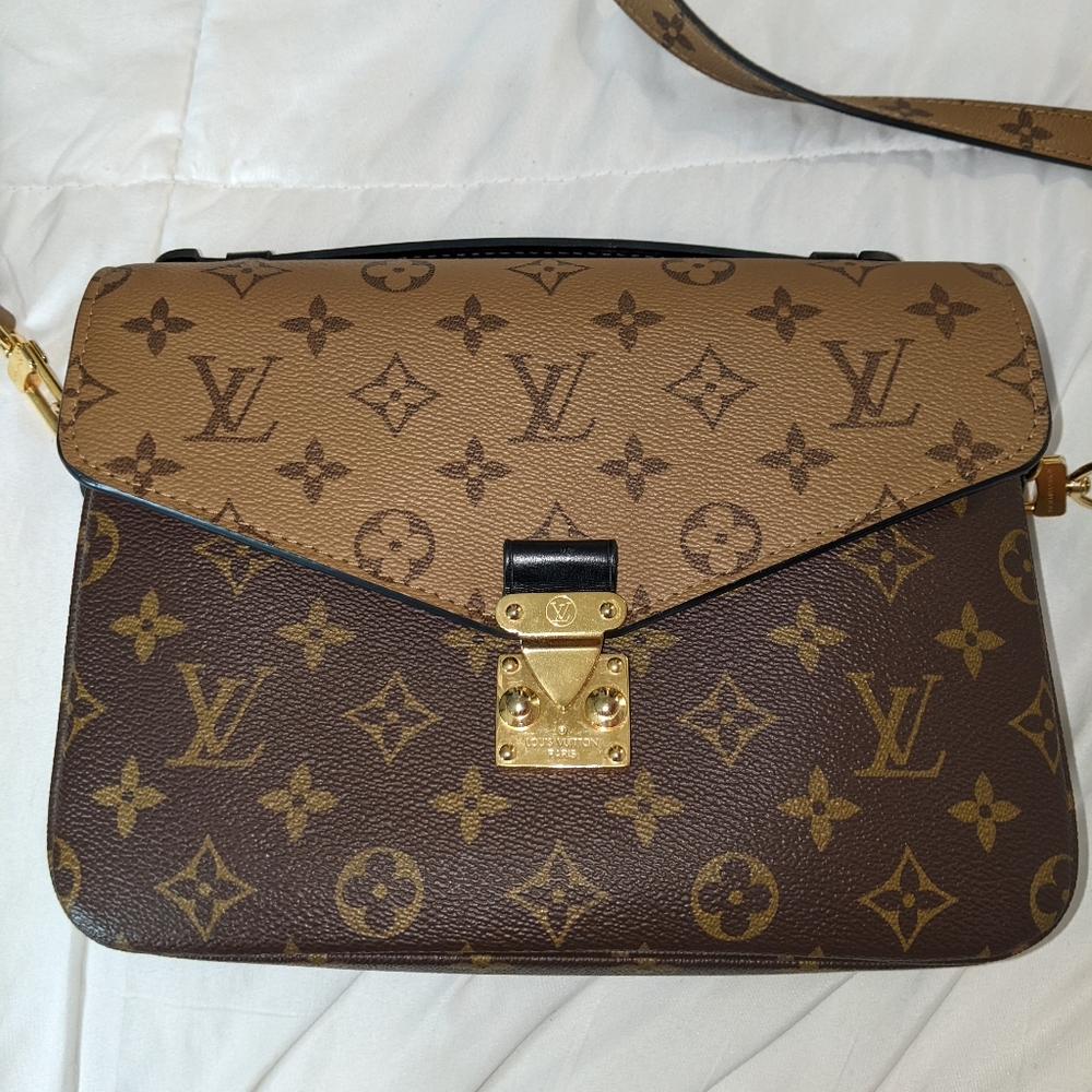 Louis Vuitton Pochette Métis Reverse Monogram